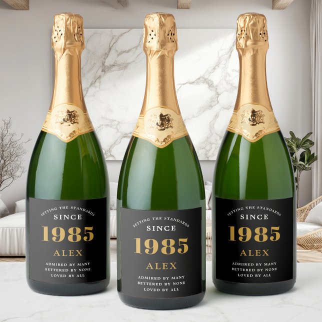 Chic Dourado Elegante Preto do Nome do aniversário (Custom 40th birthday sparkling wine labels on 3 bottles in a modern room)