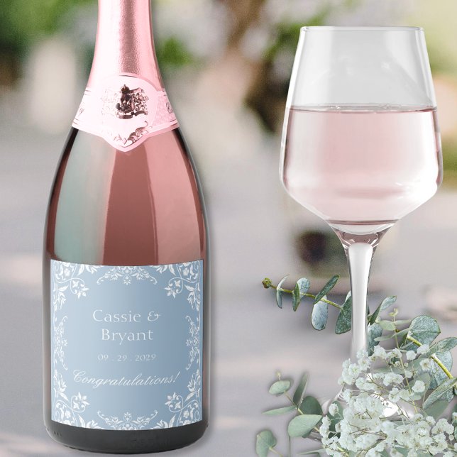 Chic Dusty Champanhe de Casamento Azul e Na moda B (elegant dusty blue and white champagne bottle labels for wedding gift honeymoon basket or welcome)