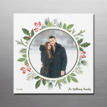 Chic Green Christmas Wreath Magnet Card<br><div class="desc">Este verde-oliva maravilhoso com a coroa de Natal de Holly berry rodeia sua dentro de fotos de feriado de um círculo. Um cartão magnético quadrado chic para um casal ou família moderno. Folhas botânicas primavera do belo ímã fotográfico.</div>