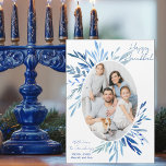 Chic Happy Hanukkah Família Foto Blue Magnet Card<br><div class="desc">Linda botânica de aquarela azul sai primavera da sua fotografia vertical da família judia para um magneta feliz de Chanucá. Personalize este cartão magnético fotográfico chic Chanukah.</div>