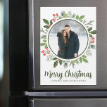 Chic Holly Christmas Wreath Magnet Card<br><div class="desc">Este verde-oliva maravilhoso com a coroa de Natal de Holly berry rodeia sua dentro de fotos de feriado de um círculo. Um cartão magnético de férias para um casal ou família modernos. Folhas botânicas primavera do belo ímã fotográfico.</div>