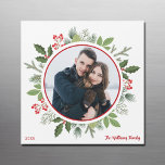 Chic Red Holly Christmas Wreath Magnet Card<br><div class="desc">Esta linda coroa de Natal de morango vermelho rodeia sua dentro de fotos de feriado de um círculo. Um cartão magnético quadrado chic para um casal ou família moderno. O verde botânico sai primavera do belo ímã fotográfico.</div>