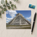 Chichen Itza México Cartão Postal<br><div class="desc">Este cartão postal deslumbrante de Chichen Itza apresenta a icônica pirâmide de El Castillo, uma das Novas Sete Maravilhas do Mundo, capturada contra um céu azul brilhante com nuvens suaves. Perfeito para amantes de viagens, entusiastas da história e fãs da arquitetura maia antiga, este design destaca a beleza e o...</div>