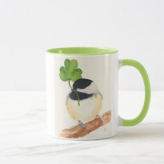 Chickadee com a caneca de café afortunada do trevo