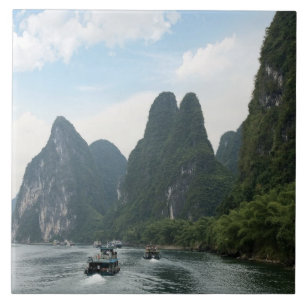 China, Guilin, Rio Li, Barcos fluviais alinham-se