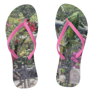 Chinelos Através de um portão de jardim...