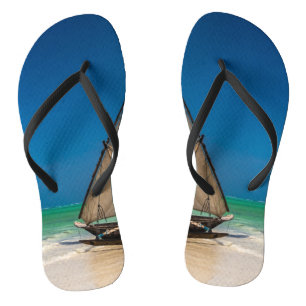 Chinelos Barcos de pesca tradicionais na praia