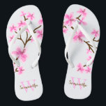 Chinelos Blossomas de Cereja Rosa Monogramados<br><div class="desc">Linda e doce cereja floresce ou sakura flores design perfeito para primavera, verão, assim como para noiva, damas de honra, mãe da noiva, mãe do noivo, madrinha de casamento, presentes de flores, e muito mais!</div>