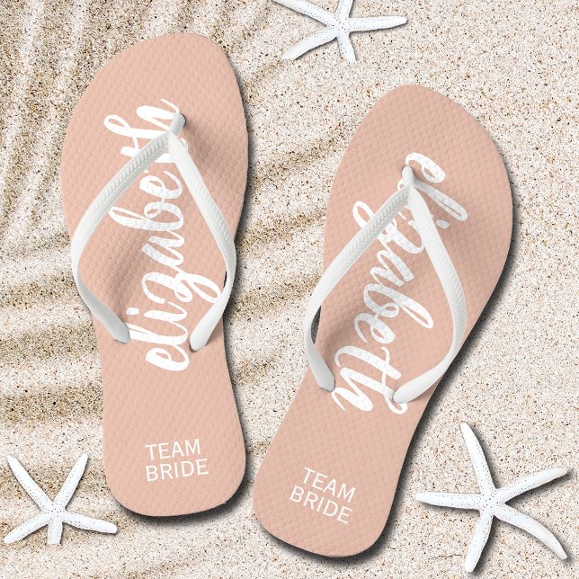 Chinelos Blush e Branco personalizados do grupo (Personalized Team Bride Blush and White Flip Flops)