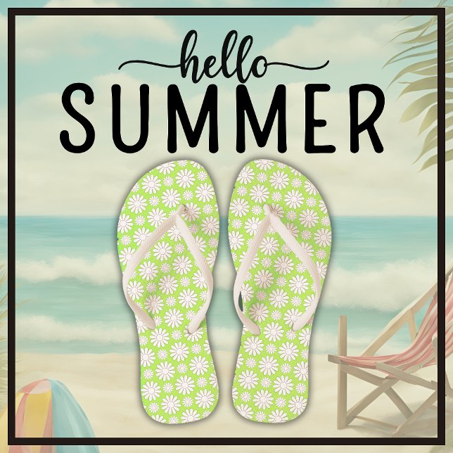 Chinelos Bonita margarida floral, padrão verde e branco (Say Hello Summer with these cute floral daisy pattern light green and white flip flops.)