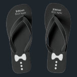Chinelos Bonito Bow Tie & Buttons Negra Melhor Casamento de<br><div class="desc">Estes bonitos saltos são uma ótima maneira de agradecer ao melhor homem do seu casamento. Eles apresentam um design simples,  fofo e divertido com uma gravata branca e botões em fundo preto com seu nome e título.</div>