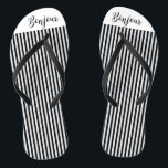 Chinelos Bonjour - listras brancas pretas<br><div class="desc">Este texto do Bonjour com listras pretas e brancas parece legal nestes Chinelos. Excelente para a praia ou relaxante. Design por Inge Lewis. Localize mais itens correspondentes na biblioteca online ingeinc.com.</div>