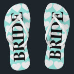 Chinelos BRIDE Teal Blue Wedding Noite de Festa<br><div class="desc">Coloque um sorriso no rosto dela quando ela receber essas chinelos divertidas,  certifique-se de dar a ela a bolsa correspondente,  ela vai amar este presente fabuloso!  Procure por chinelos de noivos coordenados,  faz o jogo perfeito de presentes da festa Jack e Jill!  Tudo parte do BRIDE & CO. coleção.</div>