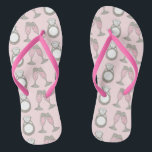 Chinelos Brinde de Champanhe com Casamento de Diamante Rosa<br><div class="desc">Apresenta uma ilustração original de um anel de diamante espumante e dois copos de champanhe rosado borbulhante. Perfeito para noivados, casamentos, chás de panela, festas de solteira e muito mais! Este design do casamento também está disponível em outros produtos. Não vê o que está procurando? Precisa de ajuda para a...</div>