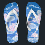 Chinelos Casamento Branco Azul Floral Bridesmaid Fli<br><div class="desc">Este belo par de chinelos, com uma água floral pontilhada com estrelas cintilantes sobre fundo azul com ondulações de água, é um presente memorável para os membros da festa de casamento: noiva, damas de ponte, mãe da noiva, madrinha de casamento... Eles adicionarão uma dose de na moda de brilho ao...</div>