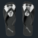 Chinelos Casamento de praia preto Tux dos noivos do<br><div class="desc">O toque perfeito ao seu wedding da praia ou da piscina. Chinelos pretos com uma imagem formal preto e branco do smoking. Seu noivo casar-se-á no estilo com estas do "sandálias elegantes do flip-flop smoking" adiciona um estilo de harmonização do vestido de casamento para a noiva! Visite por favor minha...</div>