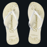 Chinelos Casamento Dourado de Luar Elegante de Ivory Cream<br><div class="desc">Estes chinelos elegantes de casamento são uma maneira excelente de obrigado e reconhecer suas madrinhas, enquanto descansam depois de um longo dia. O belo design apresenta um design elegante com colchetes de rendas de ouro em um fundo de marfim ou creme e uma inscrição de escrita colorida em ouro de...</div>