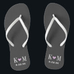 Chinelos Cinza e Monograma de Casamento Moderno Roxo<br><div class="desc">Sandálias de sacudir impressas personalizadas personalizadas com um coração fofo e suas iniciais de monograma e data de casamento. Clique em Personalizar para alterar as fontes e cores do texto ou adicionar suas próprias imagens para criar uma única design!</div>