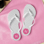 Chinelos Cinzas e Cevrons Rosa Monogramados<br><div class="desc">Listras zigzag e design monograma.</div>