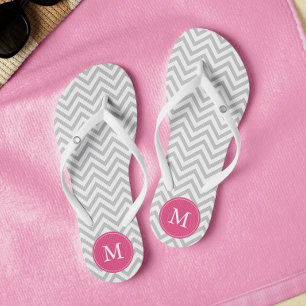 Chinelos Cinzas e Cevrons Rosa Monogramados
