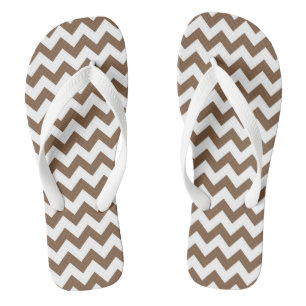 Chinelos com Estampa de Chevron Marrom