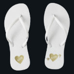 Chinelos corações de amor de ouro falsos personalizados com<br><div class="desc">Para um casal casado,  uma design romântica com suas iniciais (Sr.   Sra.) em um coração de ouro com uma flecha em branco...  para trazer conforto e facilidade a todos os seus eventos de planejamento de casamento...  perfeito para vestir após o casamento.</div>