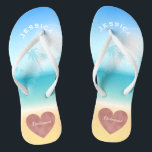 Chinelos Dama de honra tropical do coração do casamento de<br><div class="desc">As sandálias cor-de-rosa personalizadas, na moda do falhanço de sacudir do casamento de praia do coração do ouro para damas de honra e outros membros do fundo nupcial do partido são uma cena tropical da praia com palmeiras contra um céu azul e uma luz solar bonito do cheio com água...</div>