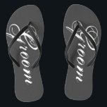 Chinelos de casamento de cinzas russas para noiva<br><div class="desc">Chinelos de casamento russos para noiva e noiva ou hóspedes. Cor de pulseira personalizada para ele e seus homens e mulheres. Cinza personalizável / cor de fundo da cinza e personalizável com sigla de nome ormonograma. Preto e branco moderno, ele e sua sandálias de balas com tipografia de caligrafia com...</div>
