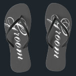 Chinelos de casamento de cinzas russas para noiva<br><div class="desc">Chinelos de casamento russos para noiva e noiva ou hóspedes. Cor de pulseira personalizada para ele e seus homens e mulheres. Cinza personalizável / cor de fundo da cinza e personalizável com sigla de nome ormonograma. Preto e branco moderno, ele e sua sandálias de balas com tipografia de caligrafia com...</div>