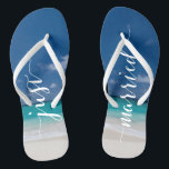 Chinelos de Casamento de Praia de recem casados Ca<br><div class="desc">Recem casados caligrafia praia chinelos de festa de casamento com fitas delgadas</div>