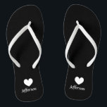 Chinelos de casamento de praia personalizados para<br><div class="desc">Chinelos de casamento de praia personalizados para convidados. O partido elegante é um sobrenome personalizado ou monograma e um símbolo de amor cardíaco. O passado personalizado e a cor da pulseira para ele e seus homens e mulheres. Preto romântico e branco, suas sandálias e suas com tipografia de caligrafia com...</div>