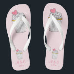 Chinelos de Casamento de Presente de Festa Bridal<br><div class="desc">Os flip-flops apresentam uma ilustração original de um cupcake baunilha coberto por glacé,  aspergaminhos e um coração cor-de-rosa. Simplesmente personalize com seu nome e informações de data para um favor de casamento ou presente de damas de honra!</div>