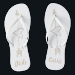 Chinelos De Casamento De Srow Heart Brides<br><div class="desc">Chinelos de noiva branca com gráficos de um contorno de corações que brilha no champanhe,  com uma seta passando por ele. O texto personalizado que não é personalizável é perfeitamente adequado às suas necessidades.</div>