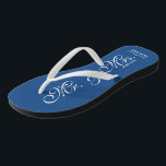 Chinelos de casamento do Sr. e da Sra. Blue para r<br><div class="desc">Marinho Azul Sr. e chinelos de casamento da praia para noiva e noiva / casal Recem casados. Adicione sua data de casamento. Nome personalizado flipflops elegantes para recém-casados e sua comitiva. Faça suas próprias sandálias personalizadas de cunho para noiva de equipe, noiva, madrinha de casamento, florista, mãe da noiva, mãe...</div>