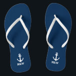 Chinelos de dedo personalizados com monograma náut<br><div class="desc">Flip-flops personalizados para casamento na praia para noiva e noivo ou convidados. Conjunto de lembrancinhas elegantes com sobrenome ou monograma personalizado e ícone de veleiro/âncora de barco. Cor de fundo e alça personalizadas para ele e ela/homens e mulheres. Sandálias de cunha românticas em azul marinho e branco com tipografia caligráfica...</div>