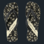 Chinelos de Elegância Floral - Personalizar<br><div class="desc">Lindo tema das folhas florais em delicado padrão de ouro claro sobre preto com faixa diagonal de ouro leve. Essas sandálias de flop de sacudir têm áreas de texto prontas para personalizar ou excluir.</div>