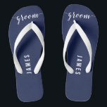 Chinelos de Festa de casamento Azul de Marinho de<br><div class="desc">Chinelos azuis de festa de casamento simples com marinho grande e texto personalizável - você pode adicionar o nome do Groom</div>