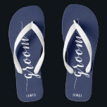 Chinelos de Festa de casamento Azul do Marinho de<br><div class="desc">Chinelos simples de festa de casamento azul marinho do Groom Personalizado com tiras largas e texto personalizável - você pode adicionar o nome do Groom</div>