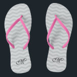 Chinelos de festa de casamento do medidor de cinza<br><div class="desc">Chinelos de casamento de cinzas/cinzas com o padrão monograma chevron. Precinta de cor personalizada para ele e seus homens e mulheres. Cor de fundo personalizada e iniciais de nome personalizado. sandálias de design de banda de zigzag modernas. Linhas verticais ou horizontais. Festas bonitas a favor do tema da praia casamento,...</div>
