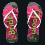 Chinelos de Rosa de cor brilhante<br><div class="desc">Chinelos florais cor-de-rosa das mulheres do Rosa bonito Geranium para o novo casal. Com o texto em uma cor verde agradável, Noiva e Data do Casamento (PERSONALIZAR com a DATA de casamento ou apagar texto). Perfeito para o casamento da lua de mel ou do destino da praia, e guarde o...</div>