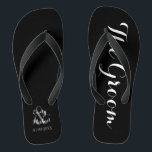 Chinelos do noivo do casamento de praia<br><div class="desc">Chinelos feitos sob encomenda do casamento de praia dos noivos em preto e branco. Personalize-o com seus nomes e data do casamento ou personalize-o mais se você deseja mudar as cores ou ajustar a disposição.</div>