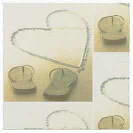 Chinelos e tecido da praia do coração da areia