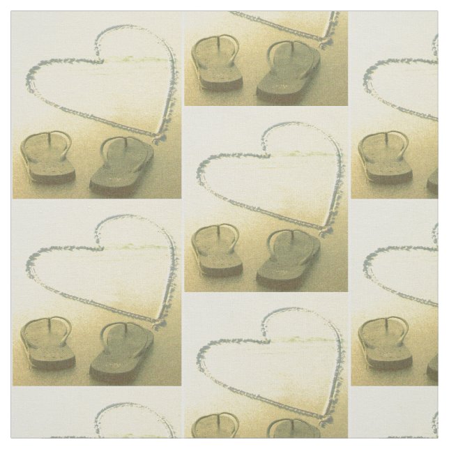 Chinelos e tecido da praia do coração da areia (Modelo)