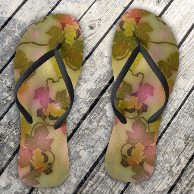 Chinelos Elegante de Uvas de Vinha (Flip flops featuring an artistic design of colorful grapes and vines - for a wine lover)