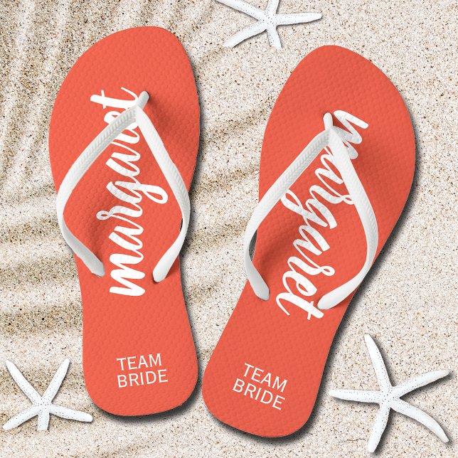 Chinelos Equipe Brilhante Peach e White Personalizado (Team Bride Peach and White Personalized Flip Flops)