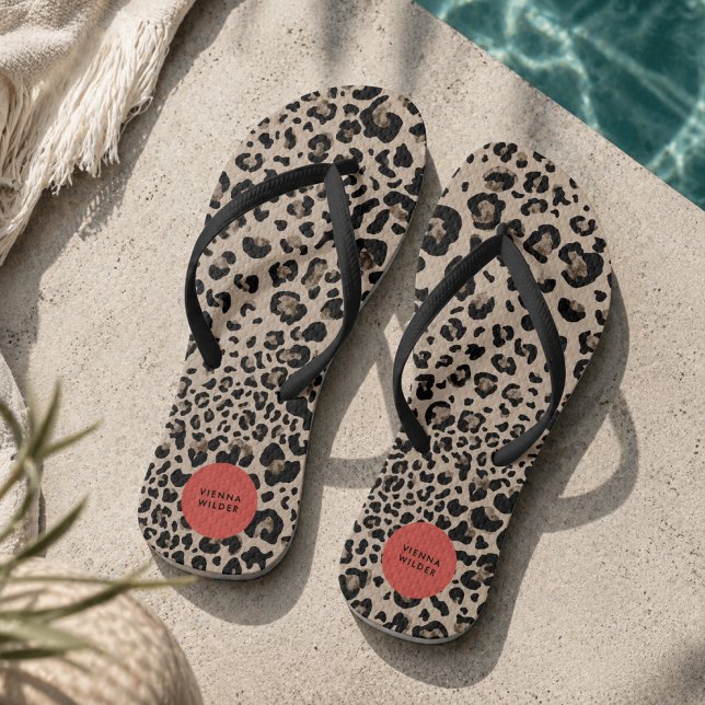 Chinelos Estampados com Oncinha | Sandálias de Pra (Fashionable flip flops that blend bold animal print with a polished personalized touch.)