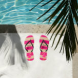 Chinelos Flamingo Rosa Personalizado<br><div class="desc">Personalize esses chinelos de flamingo cor-de-rosa de qualquer maneira que você escolher! Cada calçado pode ser personalizado individualmente. Excelente para as empregadas,  Festas de solteira,  Sororias ou só para você!</div>