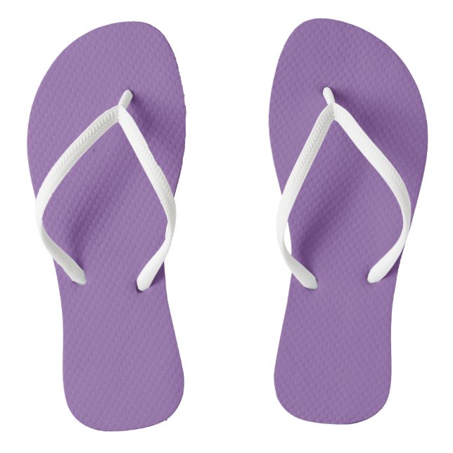 Chinelos Flip-flops com braçadeiras brancas e uma sola roxa (Pé da cama)