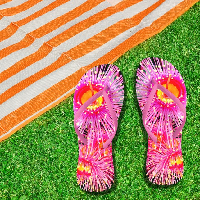 Chinelos Floral de Flor de Noz-de-Obra Brilhante (Bright pink, yellow and orange Australian native gumnut flower flip flops.)