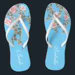 Chinelos Flores Cor-de-rosa Brilhando Noiva Azul<br><div class="desc">O flops mostra uma ilustração de flores cor-de-rosa sobre fundo azul brilhante, e uma típica tipografia de palavras de casamento. Este belo par de chinelos elegantes seria uma bela coisa azul para um casamento de primavera ou verão. ♥ Personalize-o com o seu texto usando os campos modelo. INA: Se você...</div>